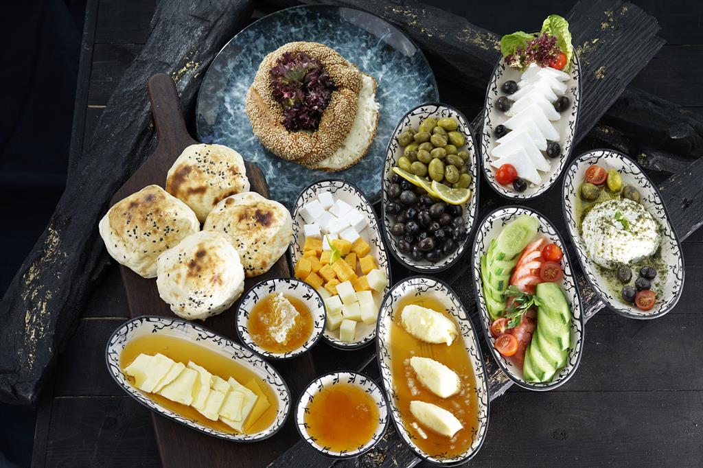 أجبان، عسل وزيتون